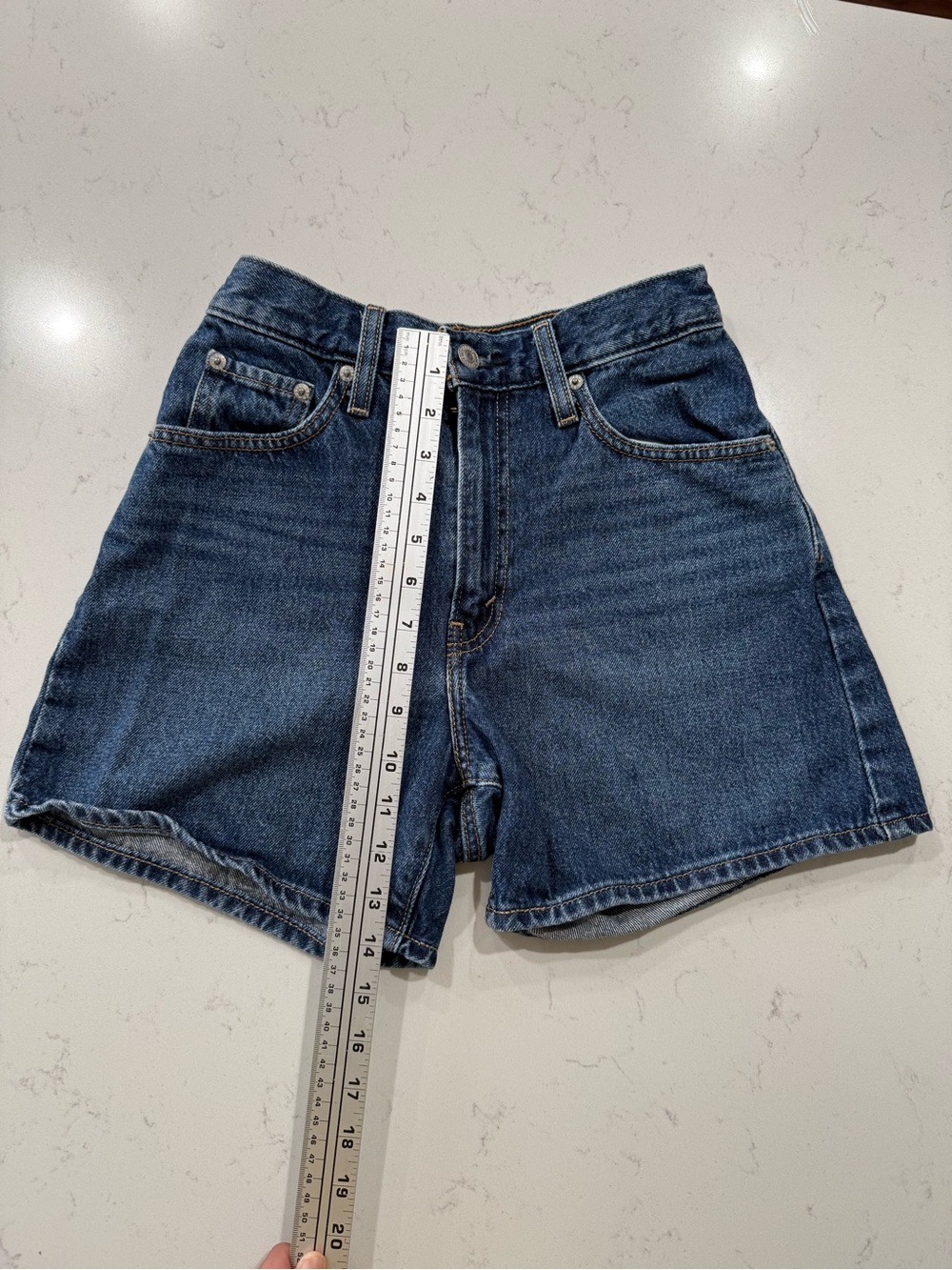 Levi's Cinch Classic High-Waist Dark Wash Denim Shorts. Size 25 - Picture 5 of 9